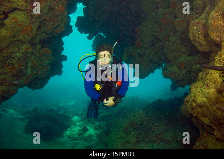 Maschio di scuba diver circondato da corallo della grande barriera corallina in Australia Foto Stock