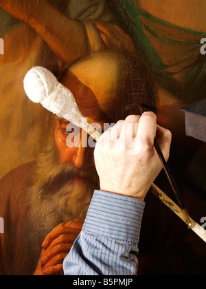 Il restauratore il ritocco di un grande dipinto del maestro olandese Petrus van Schendel Breda Paesi Bassi Foto Stock