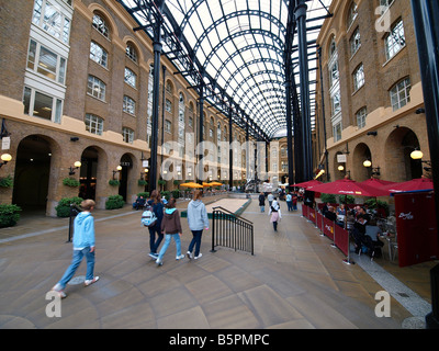 Hays galleria shopping mall central London UK è un restaurato tea clipper pontile costruito racchiusi in un dock Foto Stock