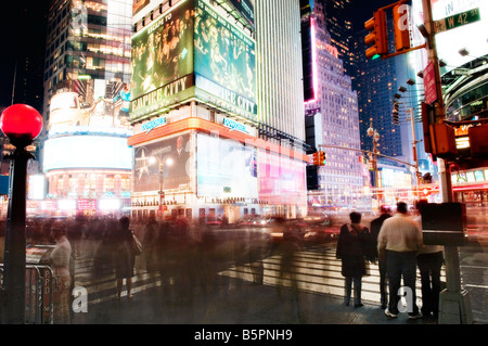 Una lunga esposizione vicino a Times Square New York New York Foto Stock