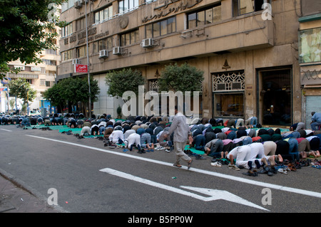 Musulmani adoratori di eseguire il Ruku incurvamento durante la preghiera di Salah nel centro cittadino del Cairo in Egitto Foto Stock