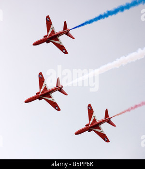 Tre Royal Airforce frecce rosse Hawk T1 di velivoli a getto sono illustrati in quanto essi svolgono un flypast durante un display nel Gloucestershire, Inghilterra. Foto Stock