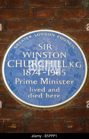 Targa blu segna il palazzo dove Sir Winston Churchill visse e morì in Hyde Park Gate, Londra, Inghilterra Foto Stock