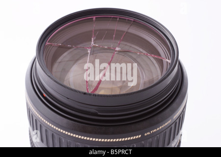 In frantumi filtro UV montato sulla lente della fotocamera su sfondo bianco Foto Stock