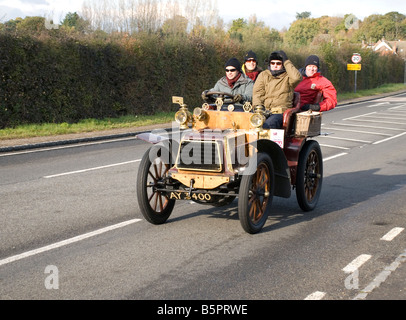 Un 1903 panhard et levassor veterano auto sulla relazione annuale di Londra a Brighton veteran car run 2008 Foto Stock