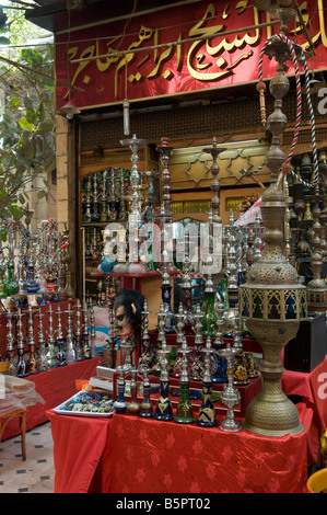 Hookah le tubazioni per la vendita in Khan el-Khalili un grande souk nel centro storico del Cairo islamico Egitto Foto Stock