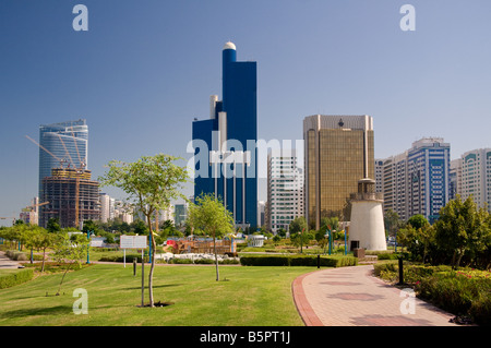 Abu Dhabi, negli Emirati Arabi Uniti con grattacieli Foto Stock