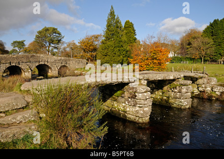 Ponte stradale e antiche battaglio ponte tra Oriente Dart River a due ponti, Dartmoor Devon Foto Stock