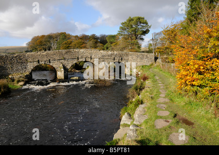 Ponte stradale tra Est Dart River a due ponti, Dartmoor Devon Foto Stock