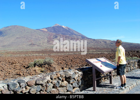 Vista del Mt.Teide attraverso i campi di lava dal punto di vedetta, Parque Nacional del Teide Tenerife, Isole Canarie, Spagna Foto Stock