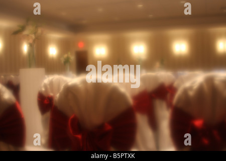 Le sedie con centine rosso impostato per una cerimonia di nozze Foto Stock