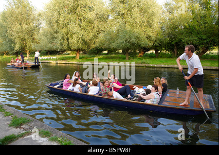 Hen party con la sposa per essere sul fiume Cam Cambridge Regno Unito Foto Stock