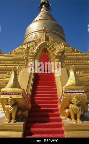 La pagoda principale del tempio Kuthodaw a Mandalay, Birmania o Myanmar Foto Stock