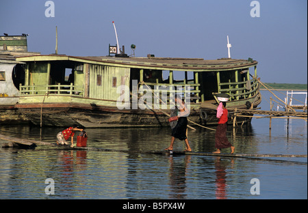 Case galleggianti e imbarcazioni da carico legato sulle rive del fiume Irrawaddy a Bagan, Birmania o Myanmar Foto Stock