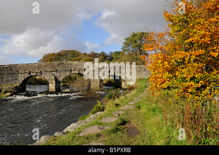 Ponte stradale tra Est Dart River a due ponti, Dartmoor Devon Foto Stock