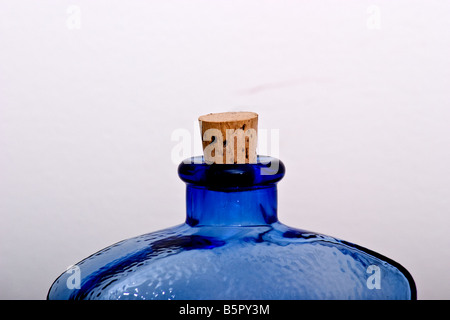 Cork su un grande e chiaro blu bottiglia Foto Stock
