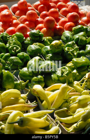 La frutta e la verdura stand presso un mercato all'aperto Foto Stock