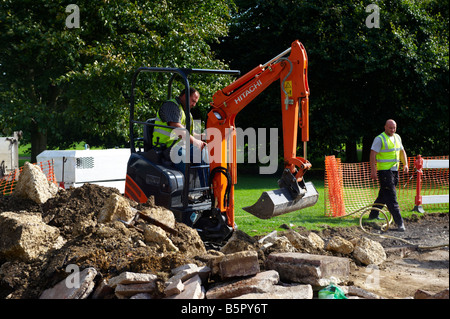 Lavoratori scavo con macchine di scavo Cambridge Regno Unito Foto Stock