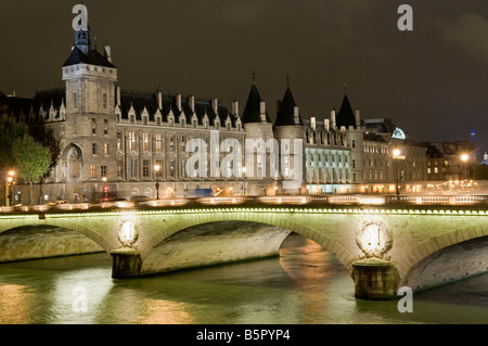 Pont Neuf e Francia Institute di notte, Parigi Francia. Foto Stock