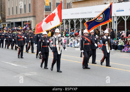 La polizia che partecipano a Santa Claus Parade di Toronto Foto Stock