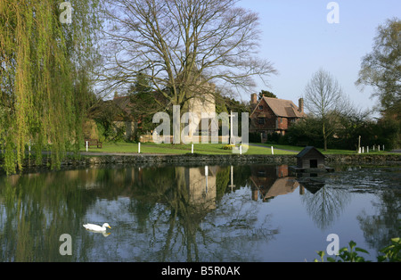 Otford con chiesa e Duck Pond Foto Stock