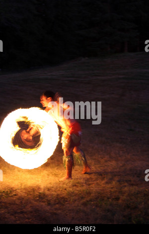 Hawaiian Fire ballerina di eseguire durante la notte Foto Stock