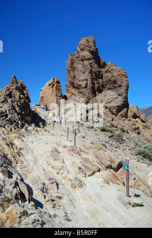 Percorso fino a Los Roques de Garcia, Parque Nacional del Teide Tenerife, Isole Canarie, Spagna Foto Stock