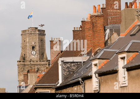 Città vecchia torre campanaria e tetti a Boulogne-sur-Mer, Nord-Pas de Calais, Francia Foto Stock