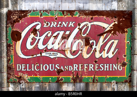 Il vecchio segno Coca-Cola sul lato di un edificio Foto Stock