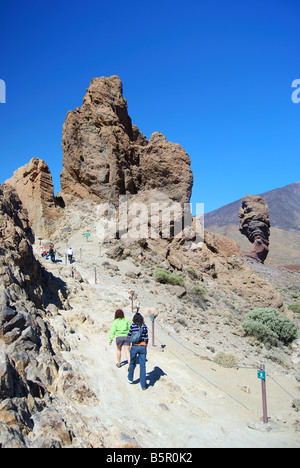 Percorso fino a Los Roques de Garcia, Parque Nacional del Teide Tenerife, Isole Canarie, Spagna Foto Stock