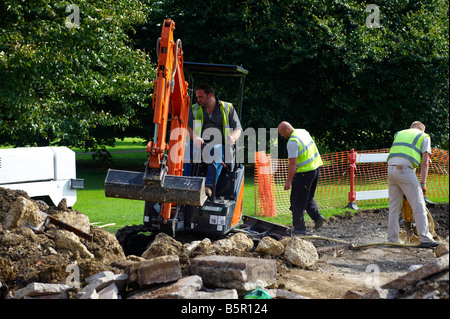 Lavoratori scavo con macchine di scavo Cambridge Regno Unito Foto Stock