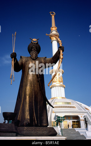 9 maggio 2006 - statua di bronzo di un tradizionale turkmeno archer all indipendenza monumento nella capitale turkmena di Aşgabat. Foto Stock