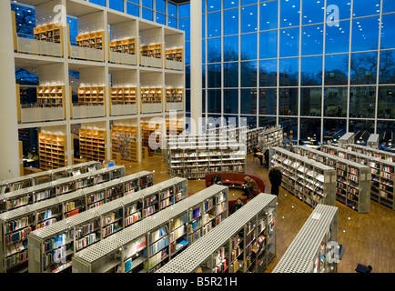 Vista interna di librerie e grandi finestre della moderna Malmo Stadsbibliotek in Gotland Svezia 2008 Foto Stock