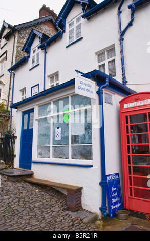 Chiuso Ufficio postale nel villaggio costiero di Clovelly North Devon England Regno Unito accanto al telefono rosso box Foto Stock