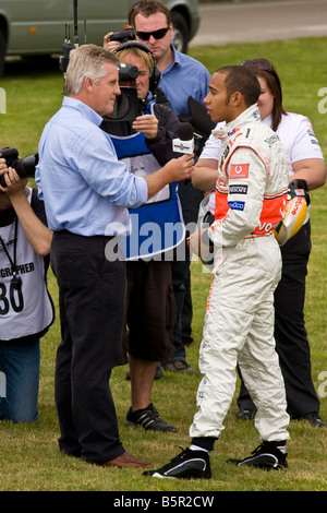 Lewis Hamilton, 2008 British Formula 1 Campione del Mondo, è intervistato da Steve Ryder a Goodwood Festival della velocità, Sussex, Regno Unito. Foto Stock