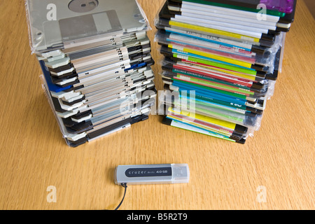 Moderne unità flash confrontato con obsoleti i dischi floppy da 3,5 pollici Foto Stock