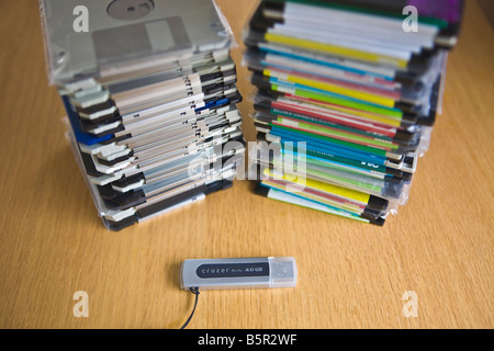 Moderne unità flash confrontato con obsoleti i dischi floppy da 3,5 pollici Foto Stock