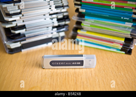 Moderne unità flash confrontato con obsoleti i dischi floppy da 3,5 pollici Foto Stock