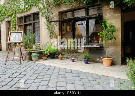 Un negozio di arte in piazza a Cordes-sur-Ciel, Midi-Pirenei, Francia Foto Stock