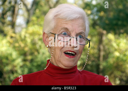 Donna anziana con gli occhi aperti Foto Stock