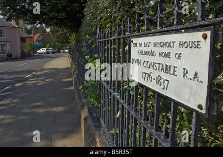 Un segno su un recinto la registrazione della casa d'infanzia di John Constable Foto Stock