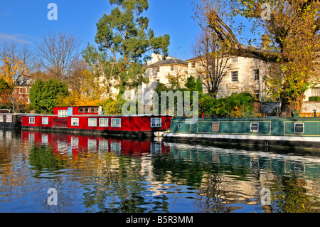 Case galleggianti e chiatte sul braccio di Paddington del Grand Union Canal vicino alla piccola Venezia vicino a Maida Vale London Regno Unito Foto Stock