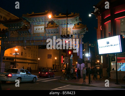 Una scena notturna di Washington DC 's Chinatown il 7 & H street, Gallery Place. Foto Stock