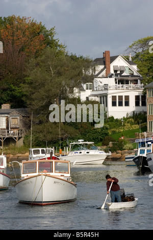 Lobster fisherman righe sue trappole fuori per una barca in Perkins Cove, Maine Foto Stock