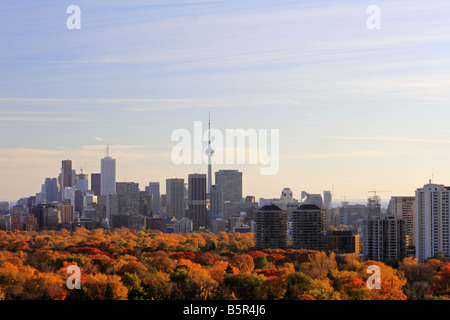 Fallcolor brillante e dello skyline di Toronto dal nord al tramonto, con Mount Pleasant Cemetery in primo piano Foto Stock