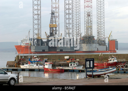 Impianti di trivellazione del petrolio trasportato a Cromarty Firth Foto Stock