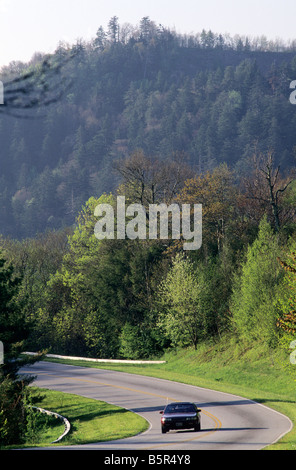 Una unità di auto lungo la ritrovata Gap sulla strada Thomas Dividere, nel Parco Nazionale di Great Smoky Mountains, NC Foto Stock