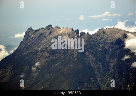 Vista aerea della parete ovest del Monte Kinabalu, Sabah Borneo malese che mostra robusti cresta di granito. Foto Stock