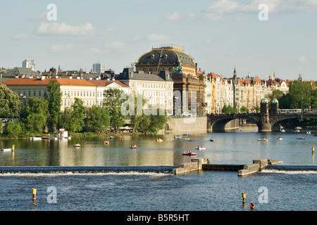 Primavera di Praga - Domenica il divertimento e la ricreazione sul fiume Moldava vicino al Teatro Nazionale Foto Stock