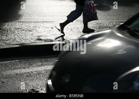 Persona piedi gambe camminando con shopping bag in strada in città Foto Stock